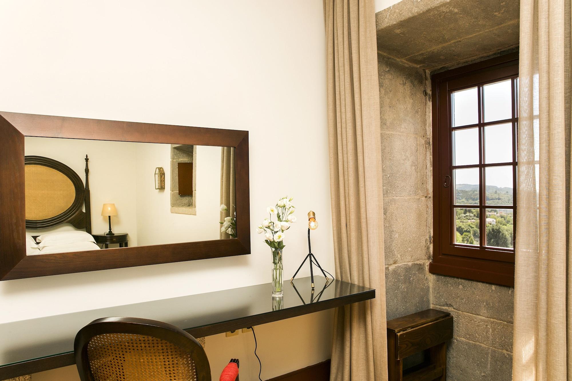 Pousada Mosteiro De Guimarães Exteriér fotografie A room at the hotel