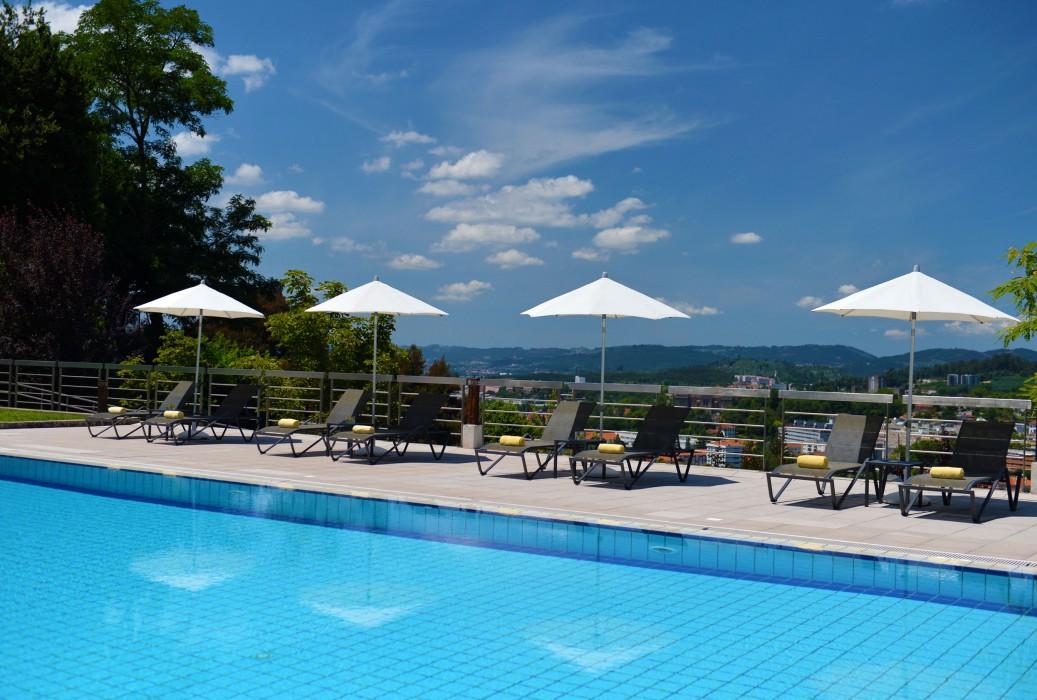 Pousada Mosteiro De Guimarães Exteriér fotografie The swimming pool at the Hotel