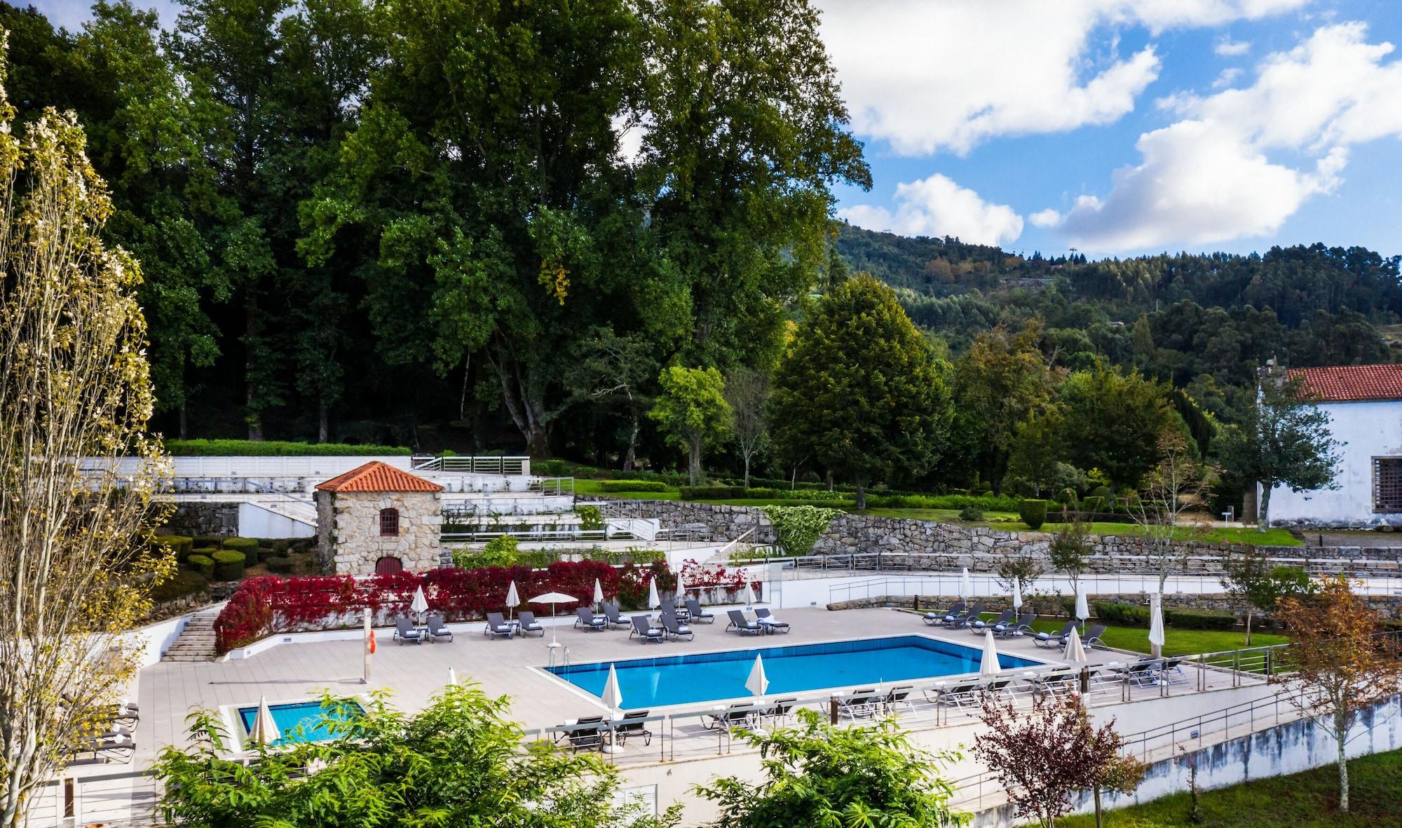 Pousada Mosteiro De Guimarães Exteriér fotografie The swimming pool at the Pousada de Óbidos