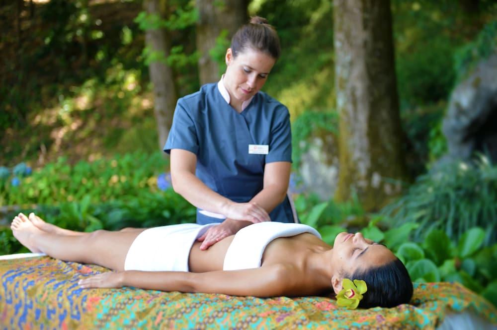 Pousada Mosteiro De Guimarães Exteriér fotografie A massage therapist working on a client