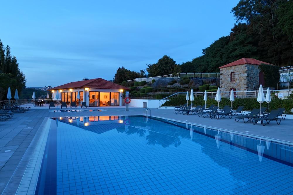 Pousada Mosteiro De Guimarães Exteriér fotografie The swimming pool at the hotel