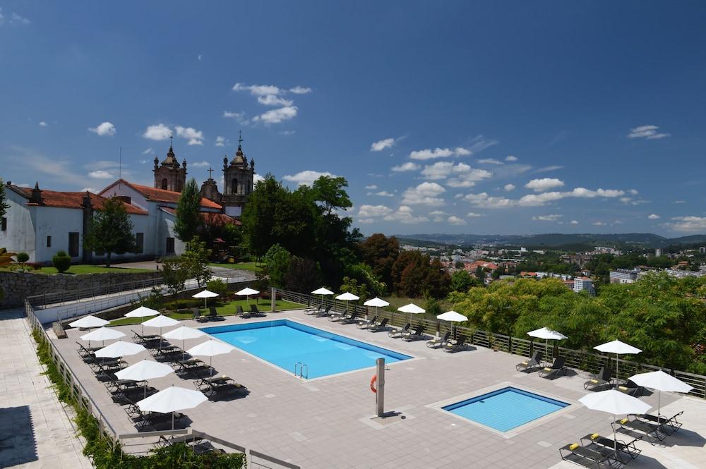 Pousada Mosteiro De Guimarães Exteriér fotografie The swimming pool at the Hotel