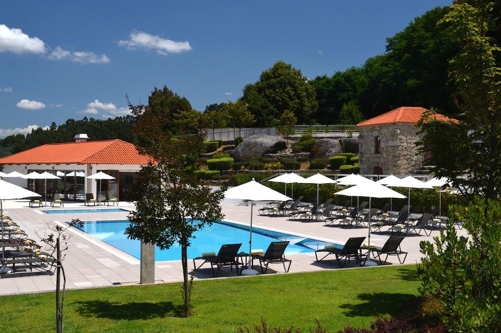 Pousada Mosteiro De Guimarães Exteriér fotografie The swimming pool at the Pousada de Óbidos
