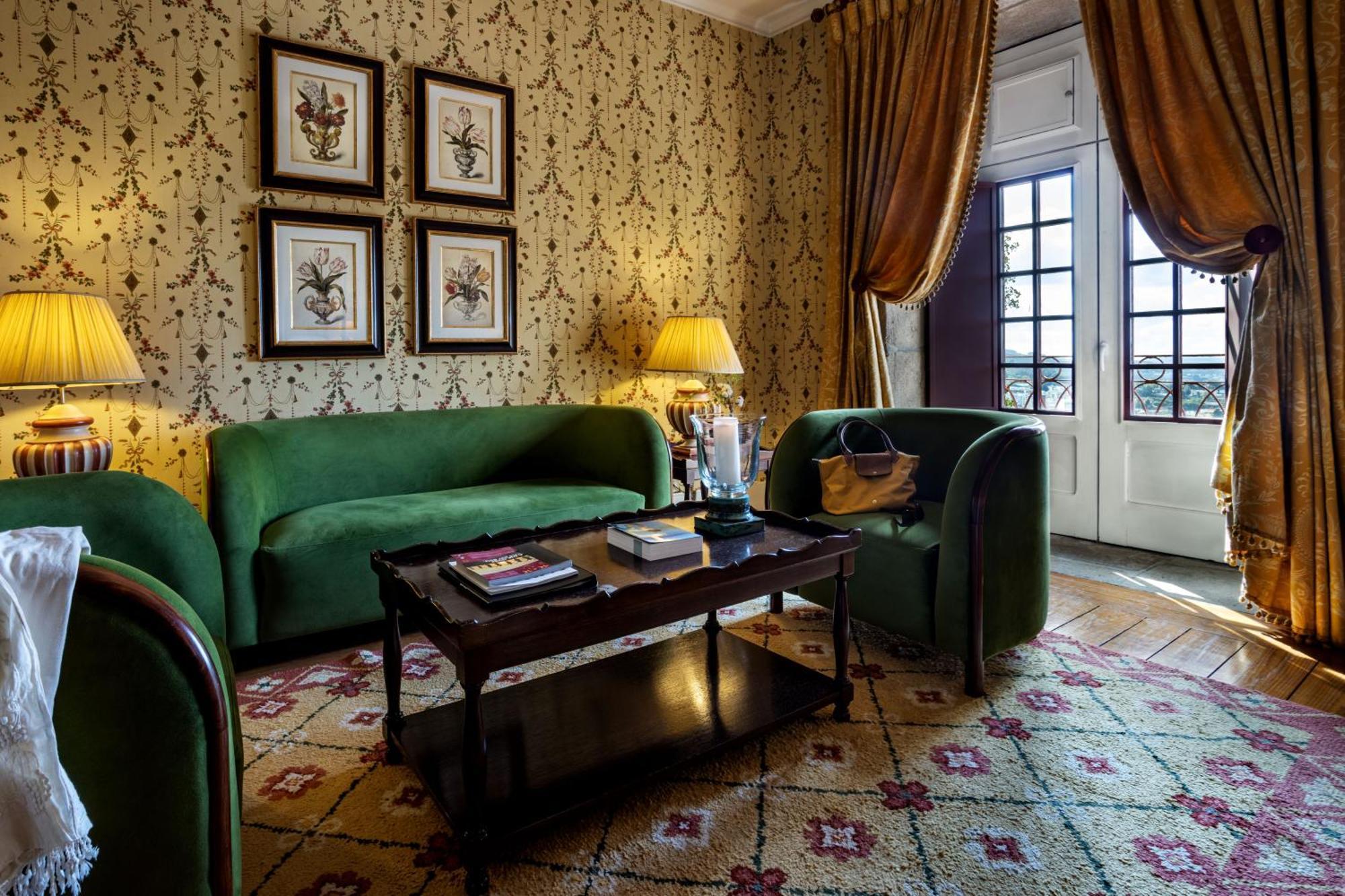 Pousada Mosteiro De Guimarães Exteriér fotografie A suite at the Hotel de Crillon