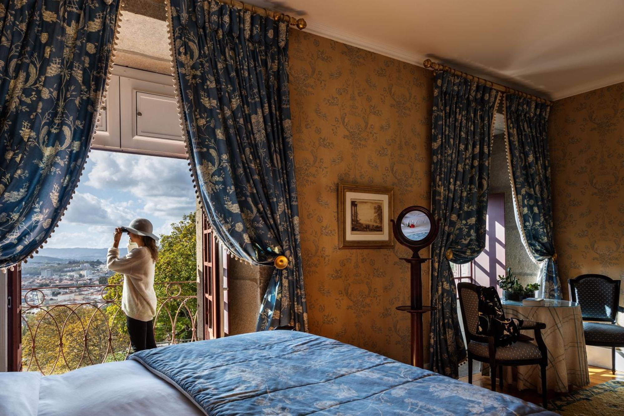 Pousada Mosteiro De Guimarães Exteriér fotografie A guest room at the Belmond Villa San Michele