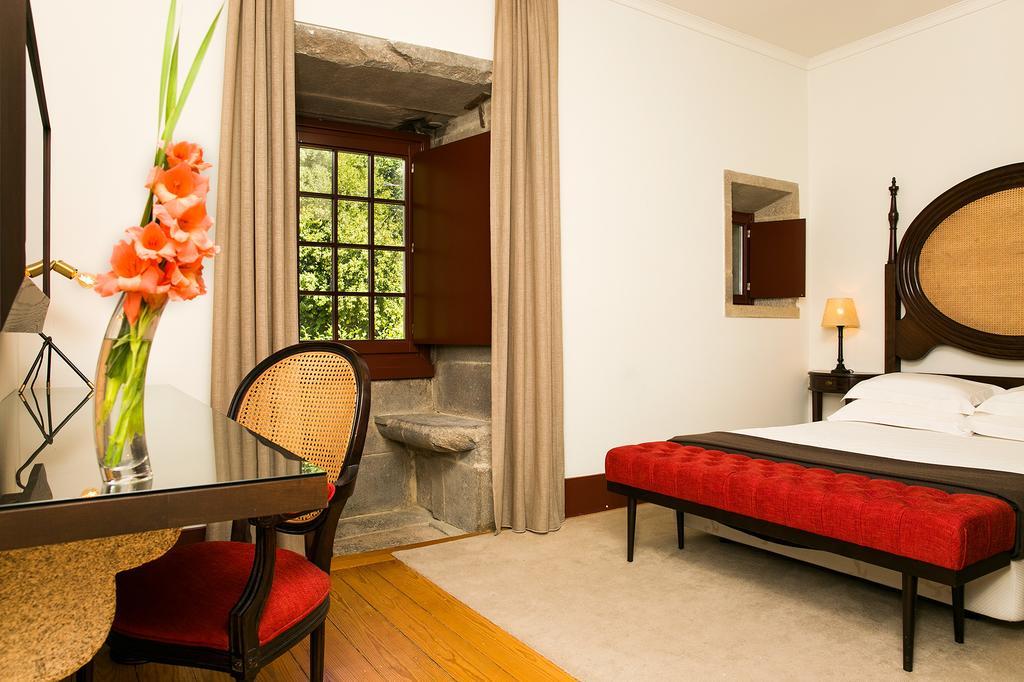 Pousada Mosteiro De Guimarães Exteriér fotografie A room at the hotel