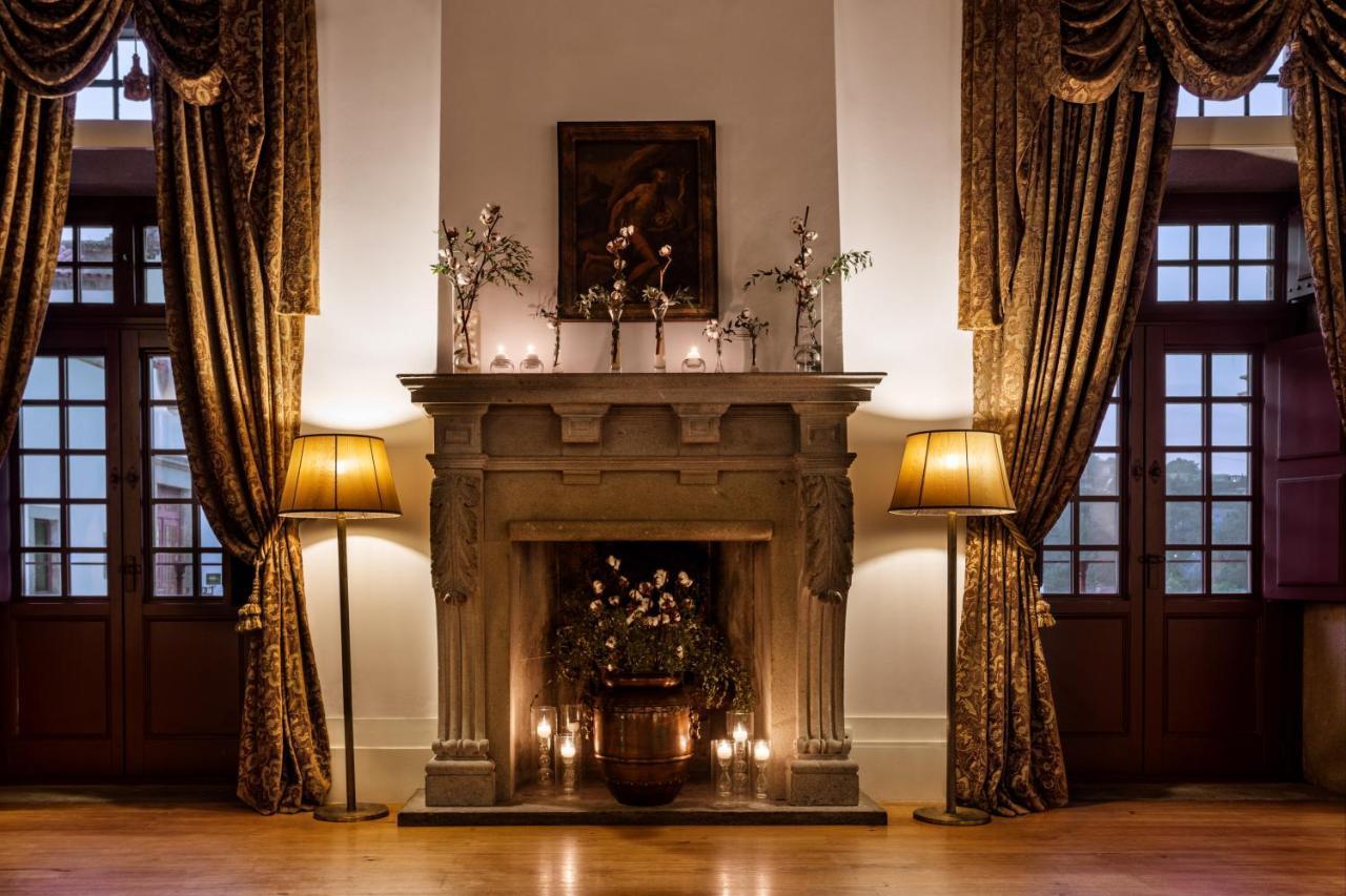 Pousada Mosteiro De Guimarães Exteriér fotografie The fireplace in the ballroom